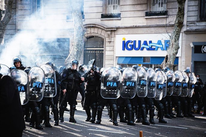 11 de setembro de 2024, Ciudad de Buenos Aires, Argentina: A polícia dispara gás lacrimogêneo na Praça do Congresso para dispersar os manifestantes. Na Câmara dos Deputados do Congresso Nacional, o veto presidencial que anulava a Lei de Mobilidade Previde