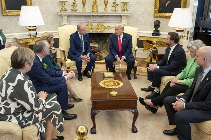 12 de maro de 2025, Washington, Dc, Estados Unidos: O presidente dos EUA, Donald Trump, no centro  esquerda, fala durante a tradicional visita do Taoiseach irlands Micheal Martin, no centro  direita, no Salo Oval da Casa Branca, em 12 de maro de 2