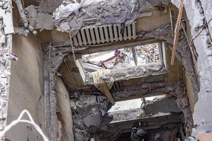 24 de fevereiro de 2025, região de Donetsk, Kharkiv, Ucrânia: Um prédio de apartamentos danificado é visto após um ataque a bomba de uma aeronave guiada russa em Kostiantynivka, região de Donetsk, Ucrânia