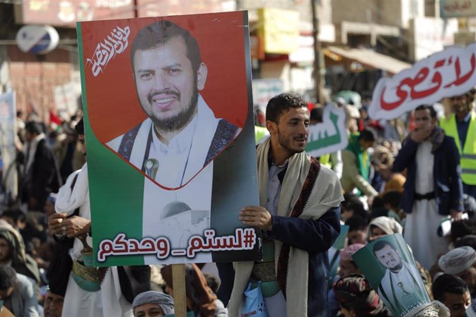 Archivo - Un hombre sostiene una foto del líder de los rebeldes hutíes de Yemen, Abdulmalek al Hutí, en una marcha por Palestina 
