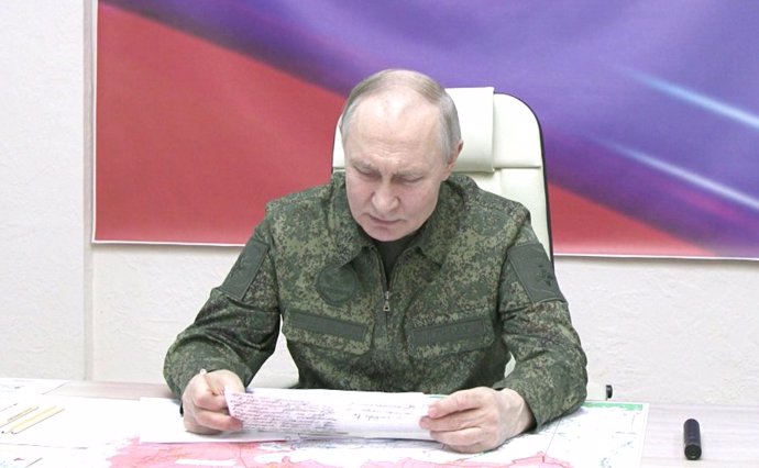 HANDOUT - 13 March 2025, Russia, Kursk: Russian President Vladimir Putin looks over documents during a surprise visit to the Kursk region. Photo: -/Kremlin/dpa - ATTENTION: editorial use only and only if the credit mentioned above is referenced in full