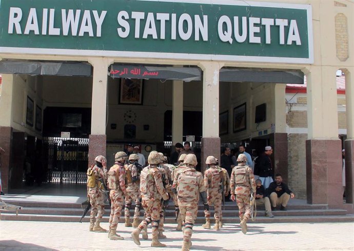 Miembros del Ejército paquistaní durante el operativo en Quetta, suroeste de Pakistán