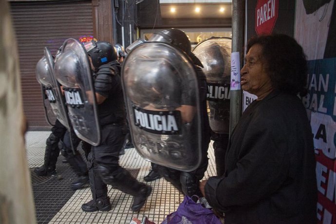 Agentes de Policía argentina reprimern una protesta en Buenos Aires