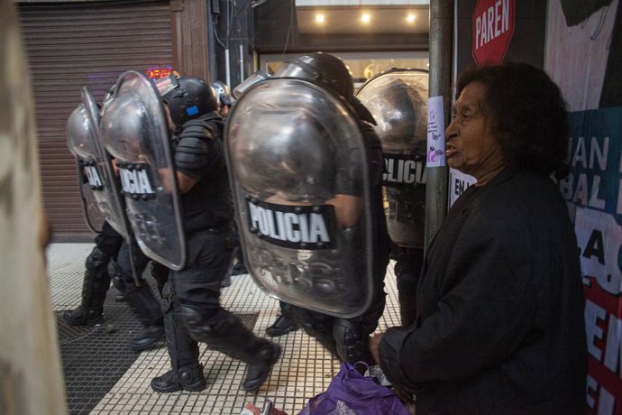 12 de março de 2025, Buenos Aires, Capital Federal, Argentina: 13 de março de 2025, Buenos Aires, Argentina: Todas as quartas-feiras, os aposentados realizam um protesto em frente ao Congresso argentino para exigir a perda de seu poder aquisitivo.