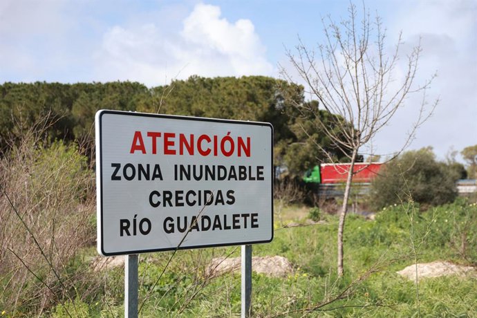 Estrada interditada pela inundação do rio Guadalete. Em 10 de março de 2025, em Jerez de la Frontera, Cádiz (Andaluzia, Espanha). A prefeita de Jerez de la Frontera (Cádiz), María José García-Pelayo, explicou na segunda-feira que a situação do rio Guadale