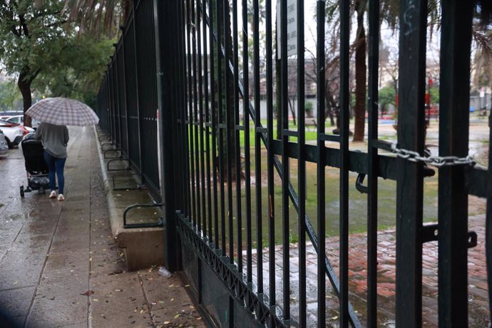 Archivo - Cierre del parque de la Buhaira por precaución ante la llegada de la borrasca konrad.