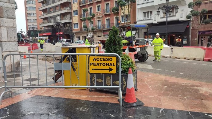 Obras de reurbanización de la Avenida de Galicia en Oviedo.