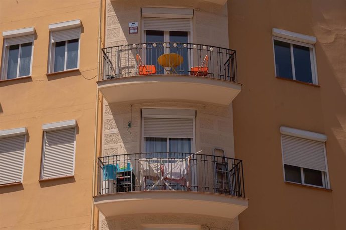 Archivo - Fachada de un edificio de viviendas.