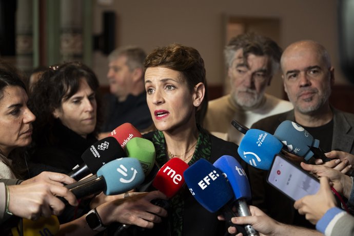La presidenta del Gobierno de Navarra, María Chivite, atiende a los medios de comunicación.