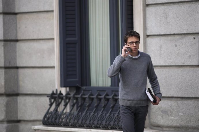 Archivo - Errejón hablando por el móvil en el Congreso