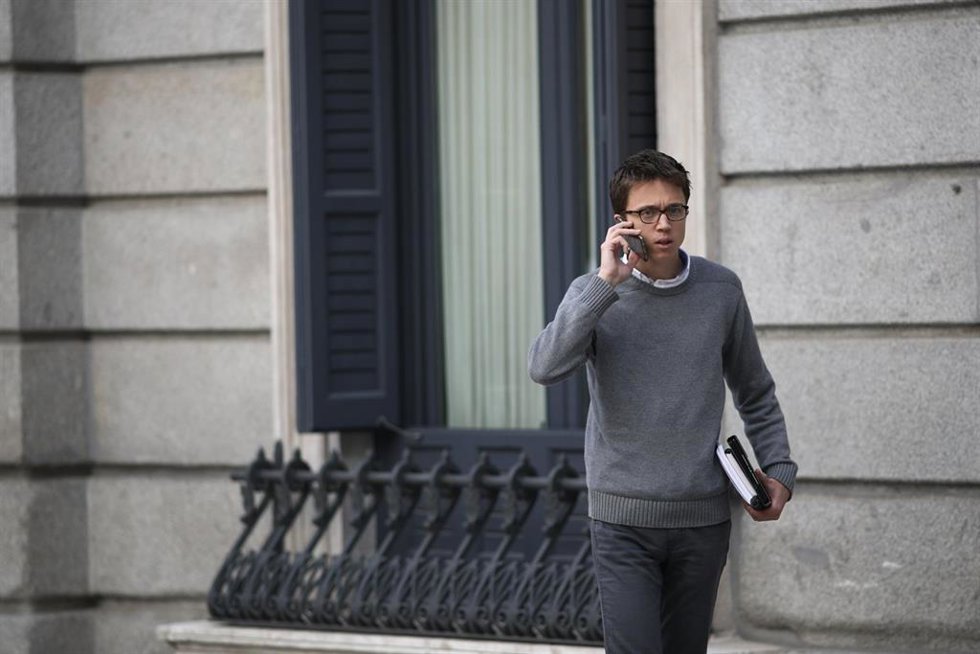 Archivo - Errejón hablando por el móvil en el Congreso