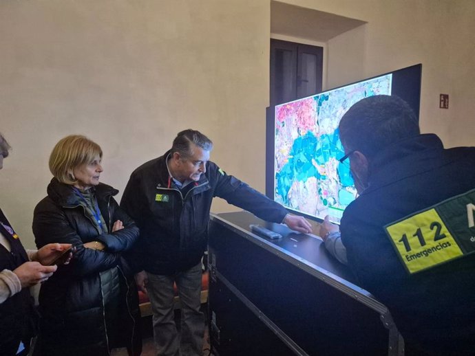 Antonio Sanz y la alcaldesa de Jerez analizando la situación del río Guadalete ante el riesgo de desborde en la zona rural jerezana.