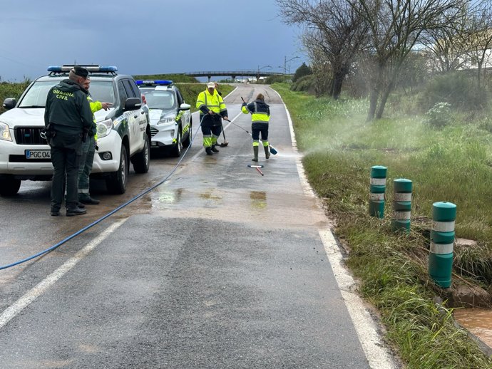 Reabre la carretera del polígono Matallana en Lora tras desbordarse el arroyo Jondo