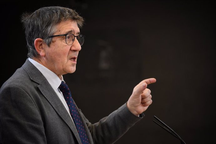 O porta-voz do PSOE no Congresso, Patxi López, durante uma coletiva de imprensa após a reunião de porta-vozes no Congresso dos Deputados, em 11 de março de 2025, em Madri (Espanha).