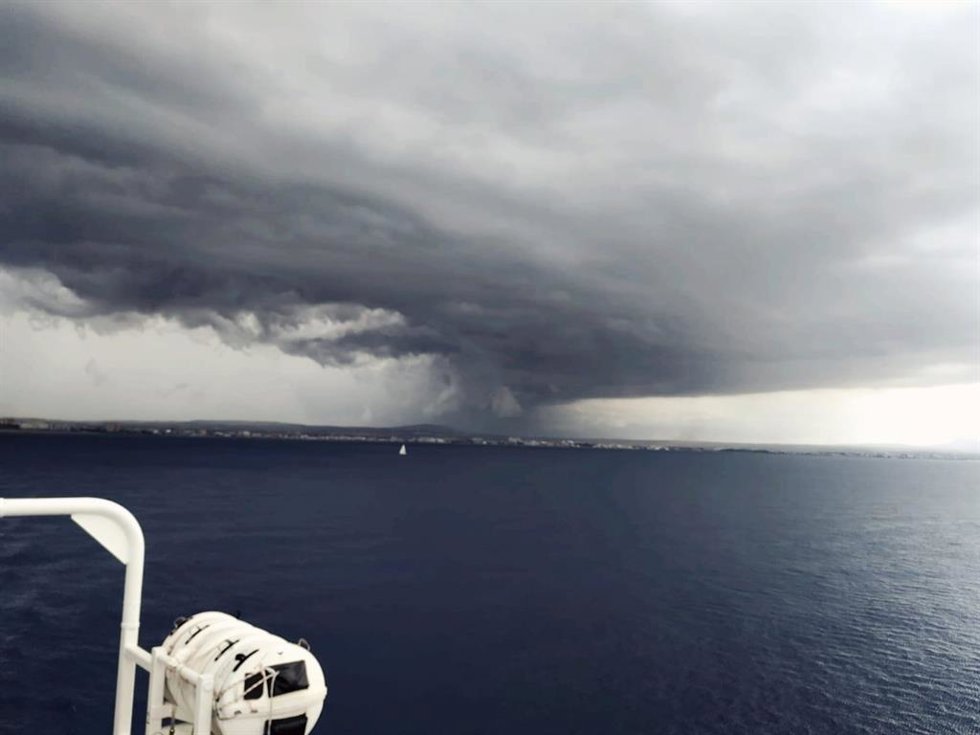 Archivo - Una tormenta descargando sobre Mallorca.