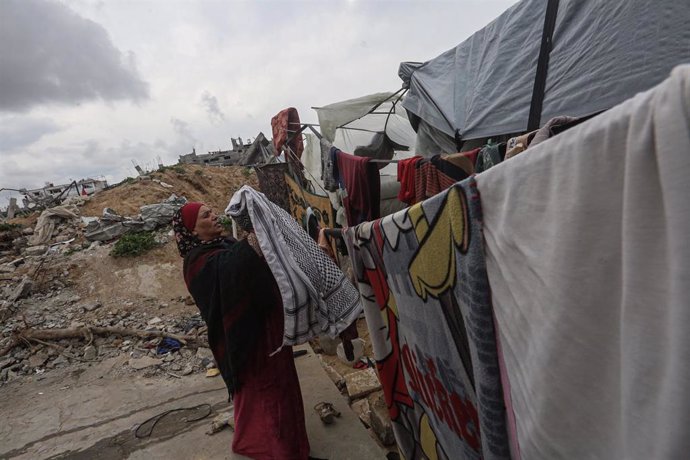 Una mujer palestina en una tienda de campaña en Beit Lahia tras la destrucción de su vivienda por el Ejército de Israel durnte su ofensiva contra la Franja de Gaza (archivo)