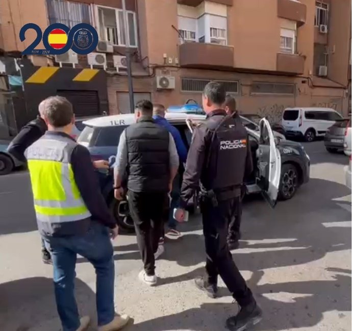 Trabajadores en situación irregular en el país tras ser identificados por la Policía Nacional
