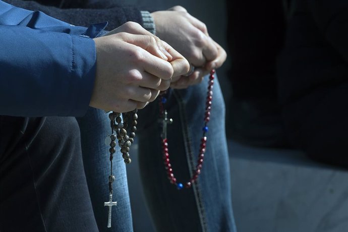 Rome, ITALY: NO LIBRI** Italy, Rome, Vatican, 2025/3/2  Faithful pray in front of the statue of Pope John Paul II at the entrance to the Gemelli Hospital, where Pope Francis is hospitalized Photograph by ALESSIA GIULIANI / Catholic Press Photo,Image: 9709