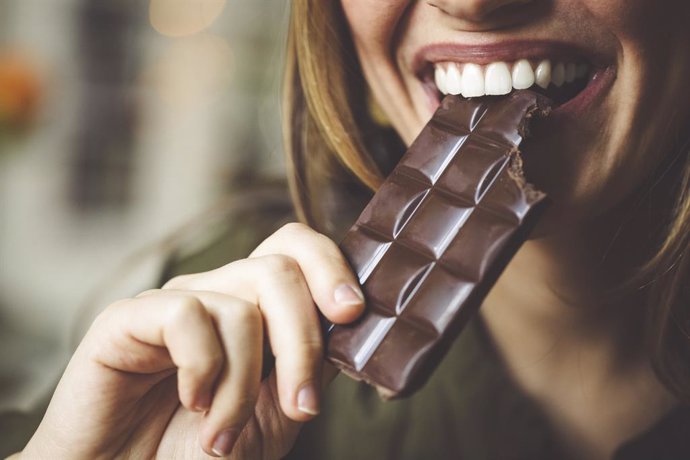 Archivo - Comendo chocolate