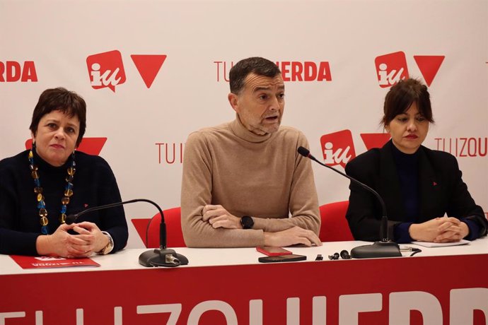 Archivo - Arquivo - O coordenador geral da Izquierda Unida, Antonio Maíllo, em uma coletiva de imprensa com o ministro Sire Rego e o deputado da IU em La Rioja, Henar Moreno.