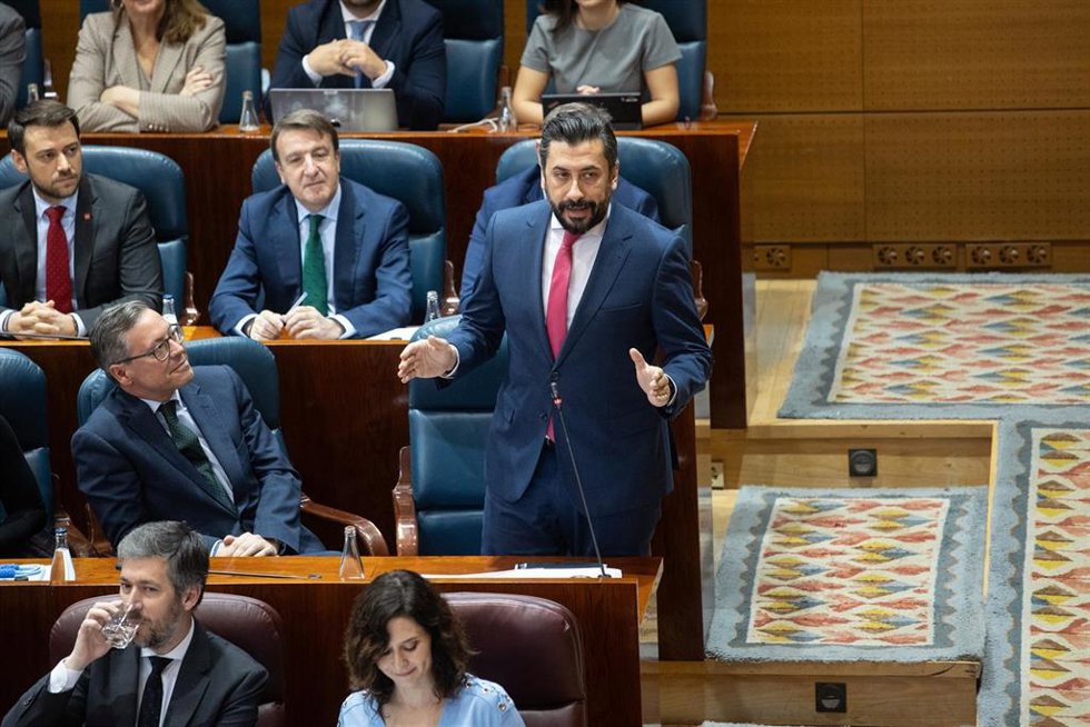 El portavoz del PP en la Asamblea, Carlos Díaz-Pache, interviene durante un pleno en la Asamblea de Madrid, a 6 de marzo de 2025, en Madrid (España).