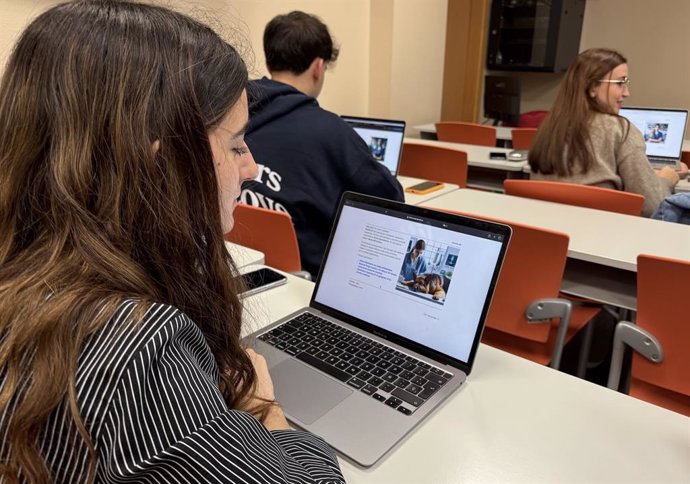 Estudiantes de Veterinaria de la CEU UCH continúan empleando la aplicación diseñada durante el confinamiento para resolver casos de anestesiología veterinaria.