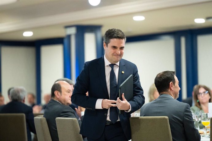 El consejero de Industria, Transición Energética y Sostenibilidad, Mikel Jauregi, antes pa intervenir en un desayuno informativo en Bilbao