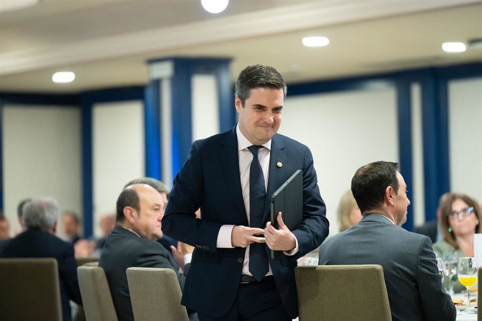 El consejero de Industria, Transición Energética y Sostenibilidad, Mikel Jauregi, antes pa intervenir en un desayuno informativo en Bilbao