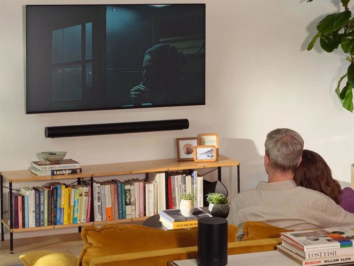 Experiencia de TV con altavoces Sonos.