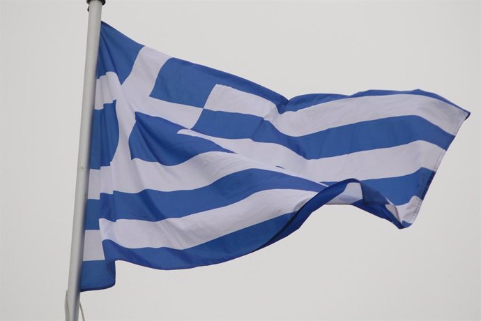 Archivo - October 10, 2024, Saint Petersburg, Russia: The national flag of Greece, officially the Hellenic Republic, fluttering in the wind on a flagpole in Saint Petersburg, Russia.