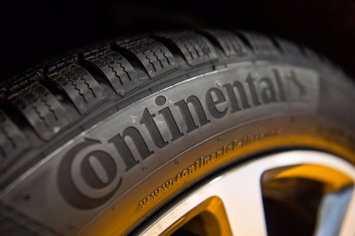Archivo - FILED - 07 March 2019, Lower Saxony, Hannover: The logo of the manufacturer Continental is seen on the tyre of an electric car. Photo: Christophe Gateau/dpa