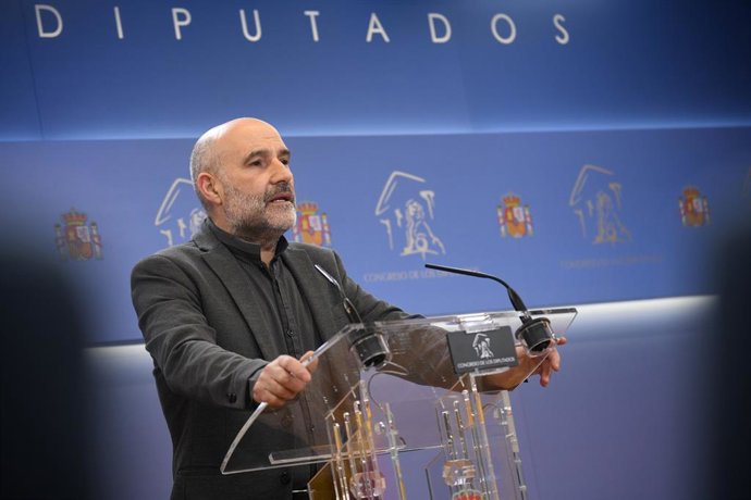 El diputado de BNG Néstor Rego durante una rueda de prensa anterior a la Junta de Portavoces en el Congreso de los Diputados, a 11 de marzo de 2025, en Madrid (España).
