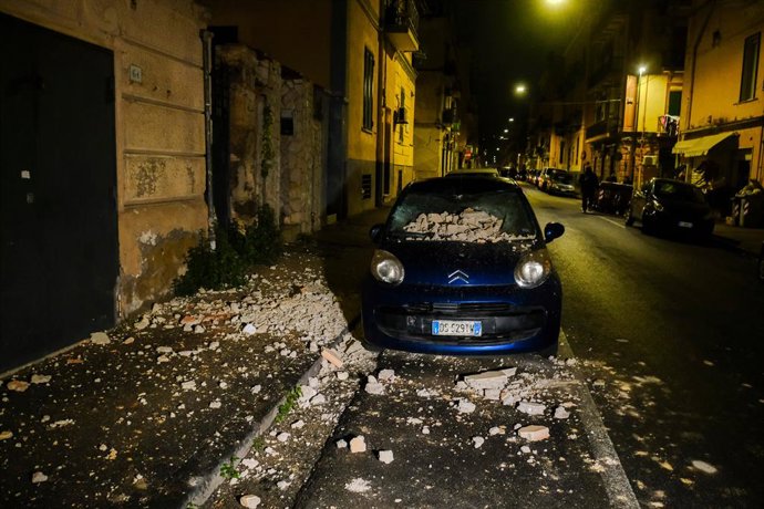 Caiguda d'enderrocs en un vehicle després d'un terratrèmol a la localitat de Pozzuoli, Itàlia