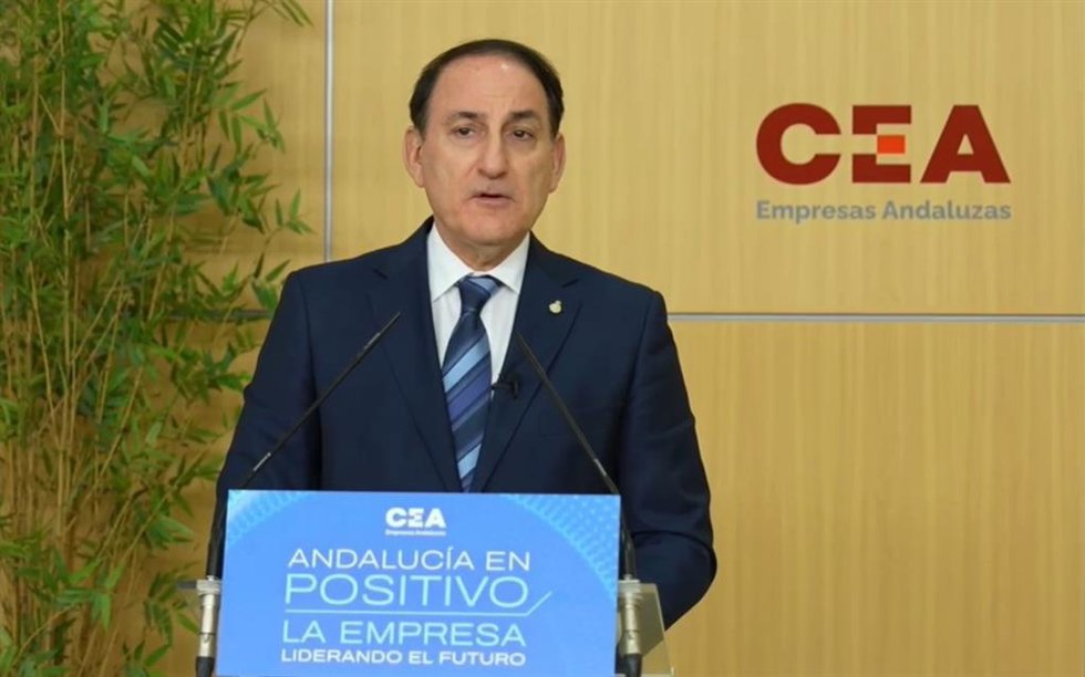El presidente de la Confederación de Empresarios de Andalucía (CEA), Javier González de Lara, atiende a los medios antes de la asamblea general.