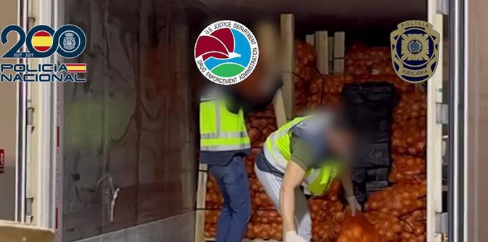 Droga escondida entre naranjas