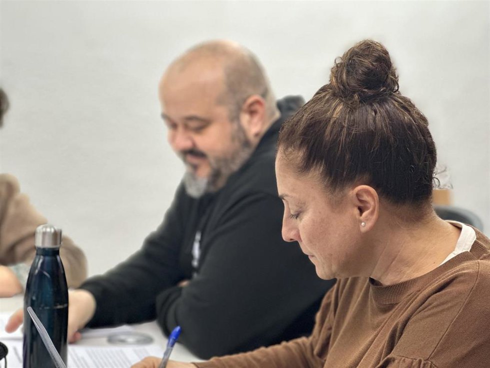 Archivo - En el fondo de la imagen, el coordinador general de Podemos Euskadi, Richar Vaquero