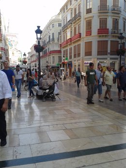 Archivo - Imagen de archivo de gente en la céntrica calle Larios de Málaga.