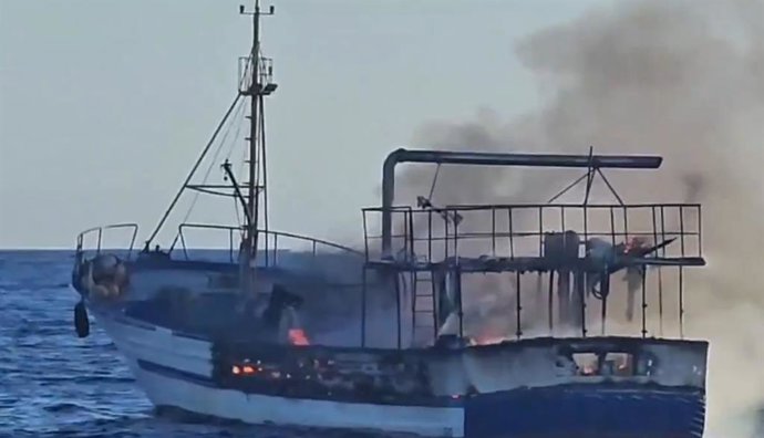 Hundimiento del barco pequero 'Montes y Sabino', a unas 3,5 millas al noreste de Gando (Gran Canaria)