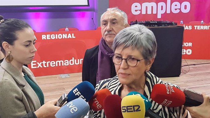 La secretaria general de UGT Extremadura y candidata a la reelección, Patro Sánchez, atiende a los medios en Mérida