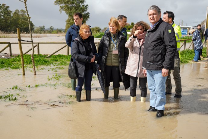 El consejero de la Presidencia, Interior, Diálogo Social y Simplificación Administrativa Antonio Sanz Cabello y la alcaldesa de Jerez de la Frontera, María José García-Pelayo, visitan las zonas anegadas por la crecida del río Guadalete.