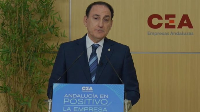 El presidente de la Confederación de Empresarios de Andalucía (CEA), Javier González de Lara, atiende a los medios antes de la asamblea general de la CEA.