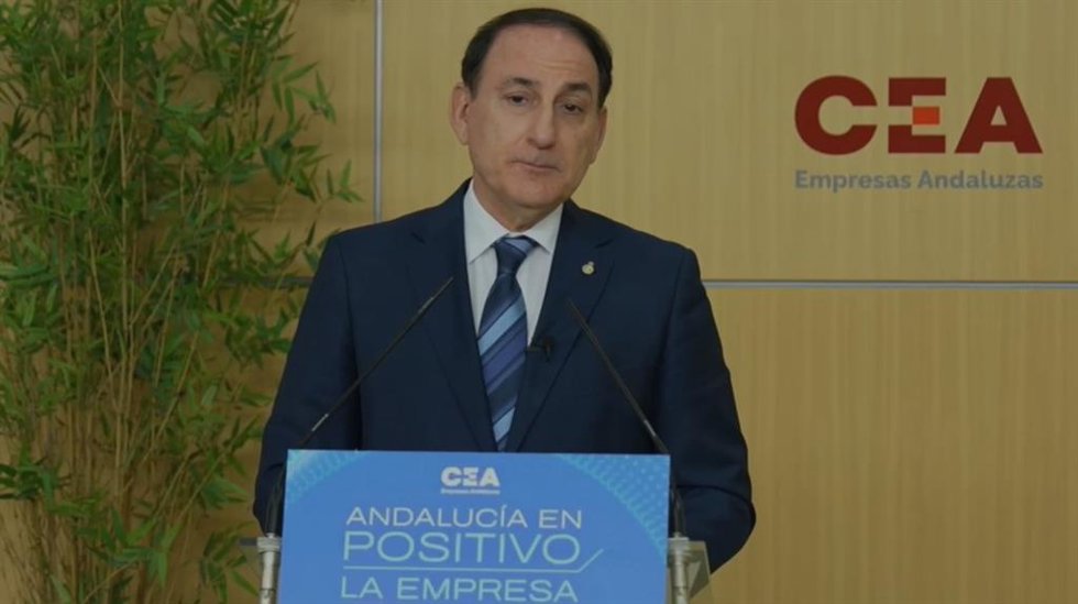 El presidente de la Confederación de Empresarios de Andalucía (CEA), Javier González de Lara, atiende a los medios antes de la asamblea general de la CEA.