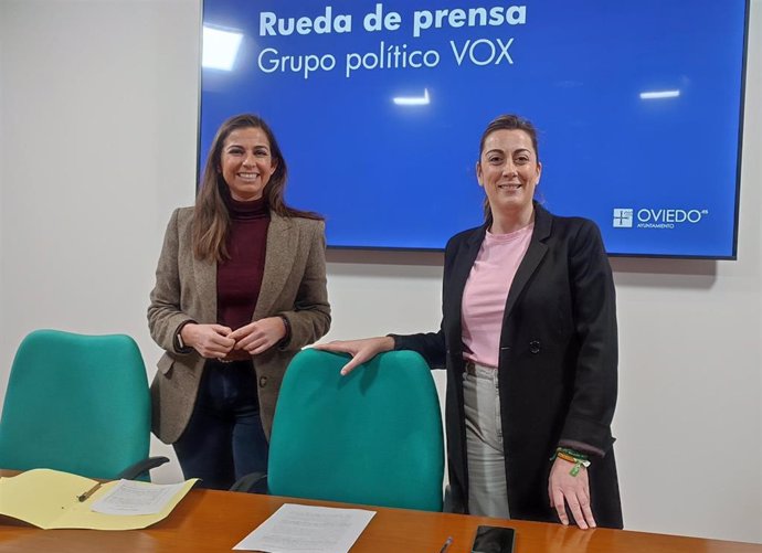 La portavoz de Vox en el Ayuntamiento de Oviedo, Sonsoles Peralta, y la concejala Alejandra González, en rueda de prensa.
