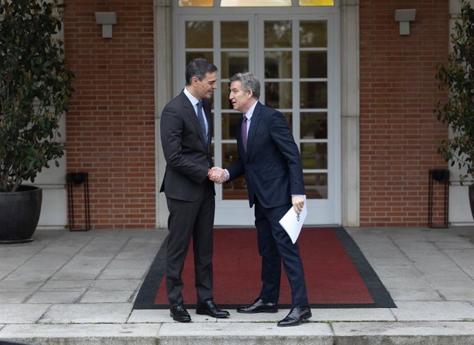 O Presidente do Governo, Pedro Sánchez (à esquerda), recebe o Presidente do Partido Popular, Alberto Núñez Feijóo (à direita), no Palácio Moncloa, em 13 de março de 2025, em Madri (Espanha). O Presidente do Governo recebe os porta-vozes dos partidos polít