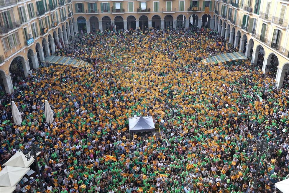 Archivo - Miles de personas durante una manifestación convocada por OCB contra las políticas de PP y Vox, a 5 de mayo de 2024, en Palma