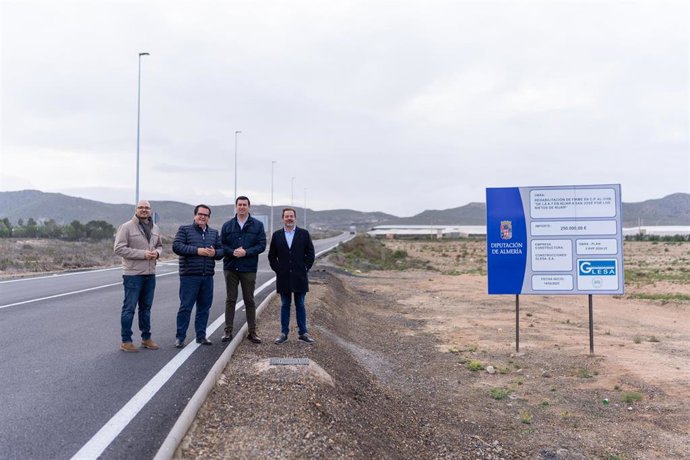 El diputado provincial de Fomento de Almería, Antonio Jesús Rodríguez, en su visita a las obras de mejora de los accesos a Níjar (Almería).