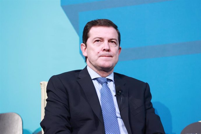 El presidente de la Junta, Alfonso Fernández Mañueco, en una imagen de archivo en su participación en el Ciclo 'Letras en Sevilla'.