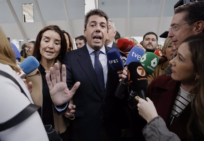 El president de la Generalitat, Carlos Mazón, ofrece declaraciones a los medios a su llegada a la exposición 'Leonardo da Vinci 500 anys de geni', en el Museu de les Ciències de València
