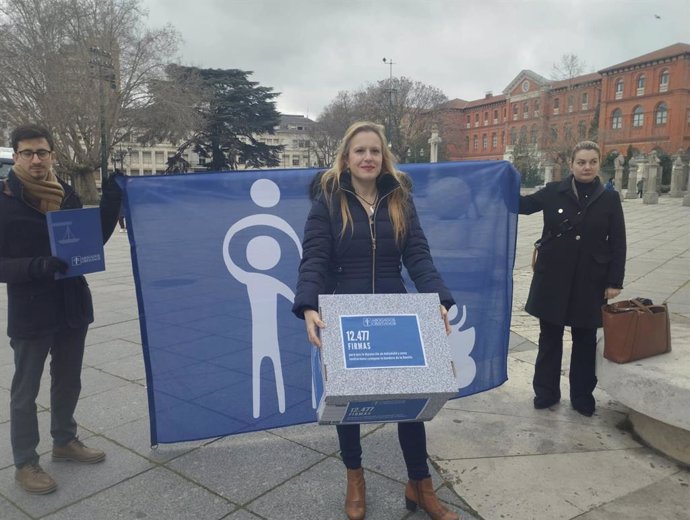 Abogados Cristianos registra casi 13.000 firmas para que la Diputación de Valladolid cuelgue la bandera de la familia. En la foto, la presidenta del colectivo, Abogados Cristianos, posando con la caja de las firmas.