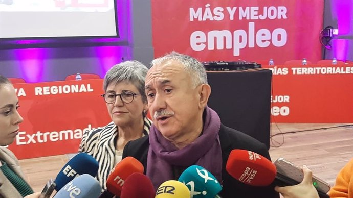 El secretario general de UGT, Pepe Álvarez, atiende a los medios en Mérida